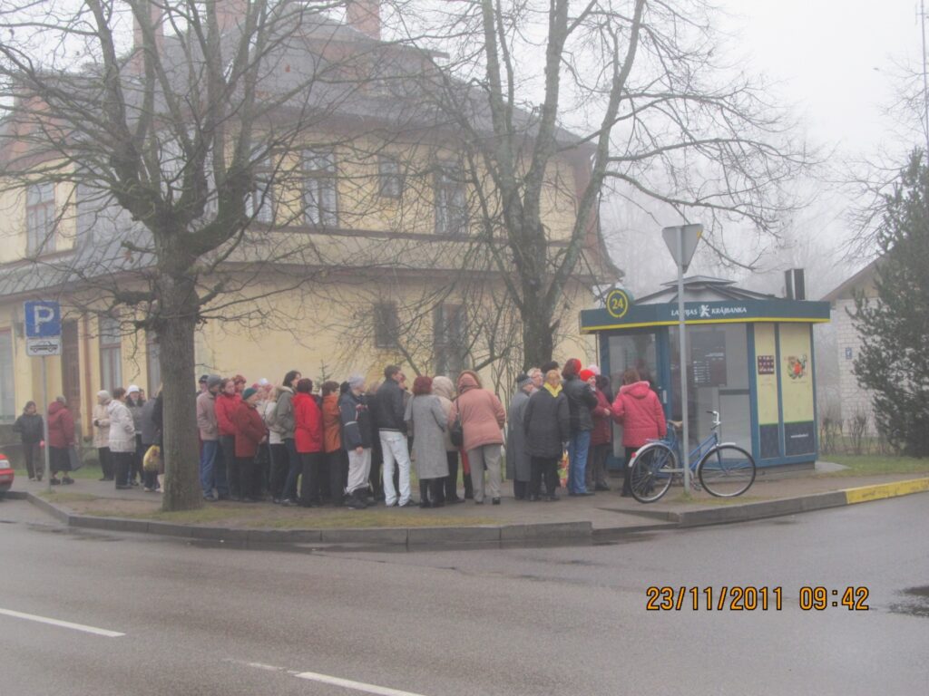Kopš Strenčos vairs nestrādā “Latvijas Krājbankas” minibanka, mazpilsēta ir palikusi bez banku pakalpojumiem. No krājbankas bankomāta klienti var tikai izņemt dienā atļautos 50 latus.
Autors: No personīgā arhīva