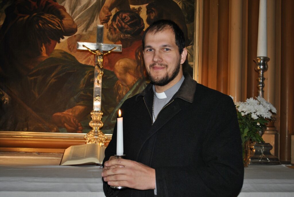 Labāk aizdegt sveci, nekā nolādēt sabiezējušu tumsu. Šo atziņu atgādina Smiltenes luterāņu baznīcas mācītājs Zigmārs Ziemanis.
Autors: Sandra Pētersone