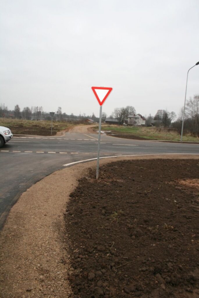 Šis palīgceļš, kas gan nav speciāli veidots, bet gluži vienkārši ir iebraukāts, uz galvenā ceļa iznāk no lauka. Šajā gadījumā satiksmes kārtību nosaka noteikumi. Tomēr atkal bija jāuzliek zīme.
Autors: Aivars Zilbers