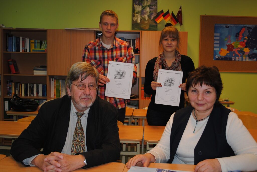 Vācu valodas diploma skolu konsultants Holgers Dēne un Smiltenes ģimnāzijas vācu valodas skolotāja Janīna Ķergalve mudina arī citus jauniešus sekot ģimnāzistu Baibas Kauškales un Andra Šiškas piemēram.
Autors: Sandra Pētersone