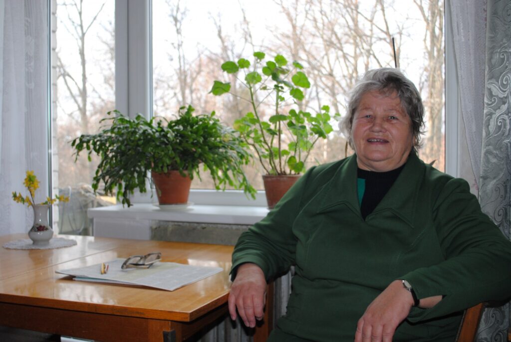 Smilteniete Janīna Rubene savā dzīvoklī nesen ielikusi plastmasas logus un tagad gaida, kad tehnikuma katlumājā uzstādīs jauno apkures katlu, lai mājoklī būtu vēl siltāk.
Autors: Sandra Pētersone