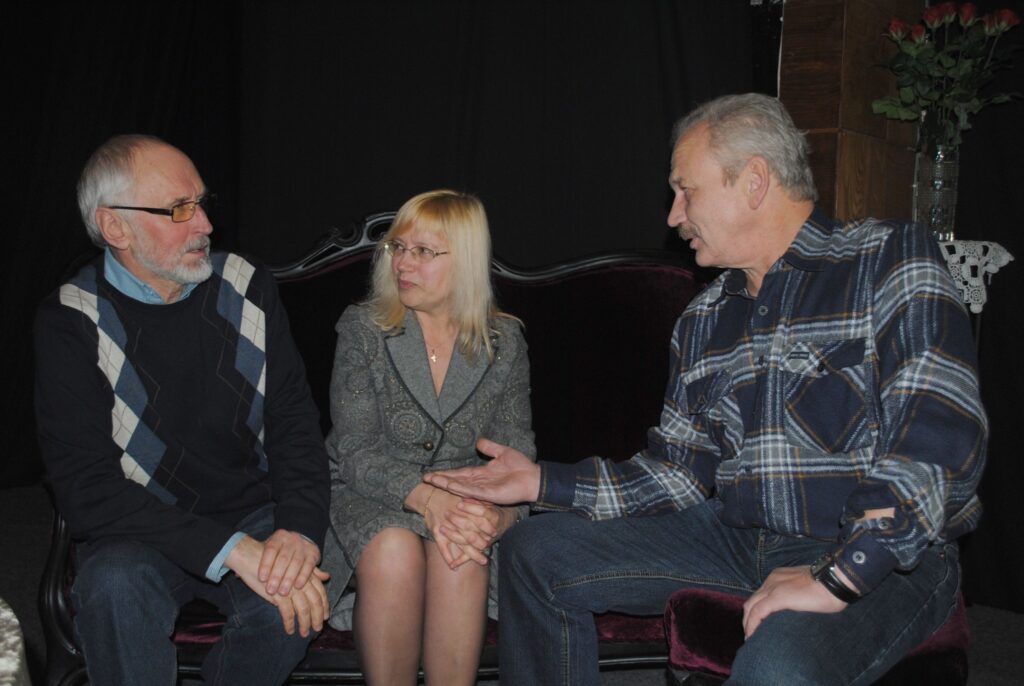  Smiltenes Tautas teātra režisora Agra Māsēna (no kreisās) iestudētā luga “Rudens rozes” izpelnījās žūrijas, amatierteātra mākslas ekspertes Daces Vilnes un režisora Valda Lūriņa, cildinājumu par profesionāli augsto režijas līmeni un aktieru darbu. 
Autors: Sandra Pētersone