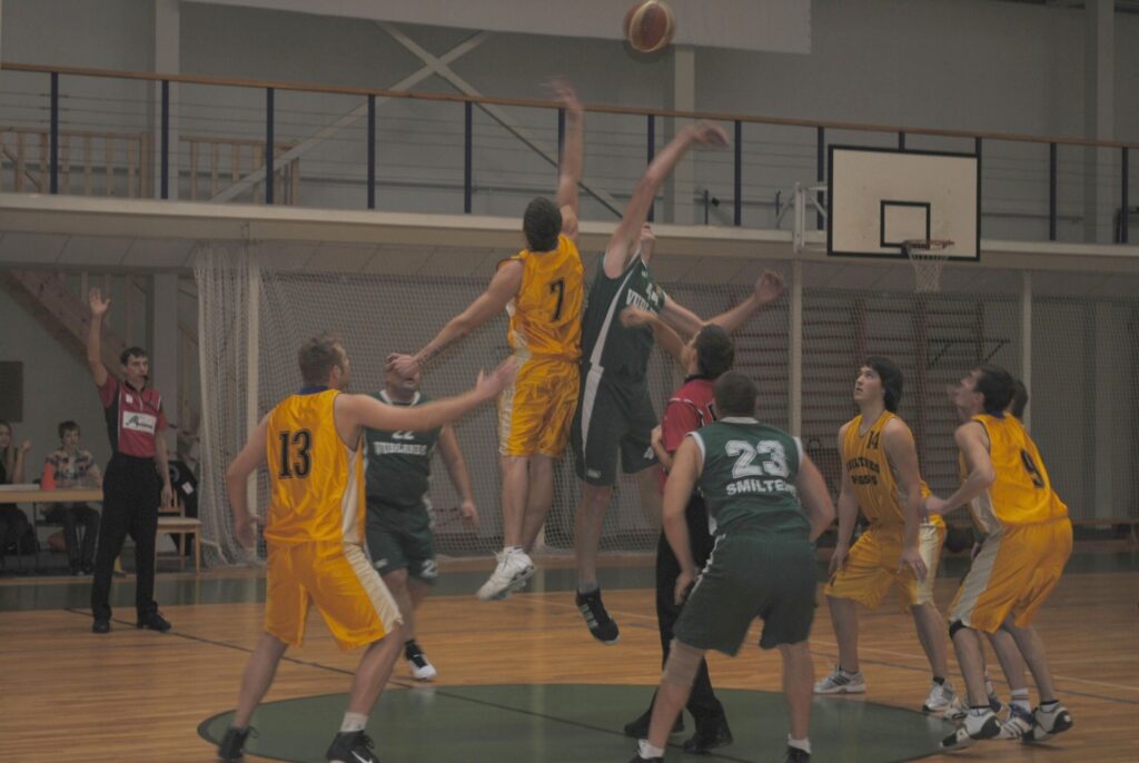Smiltenes atklātās meistarsacīkstes basketbolā atklāja spēle starp komandām “Vudlande” un “Miško”. Pārliecinoši uzvarēja vudlandieši. 
Autors: Sandra Pētersone