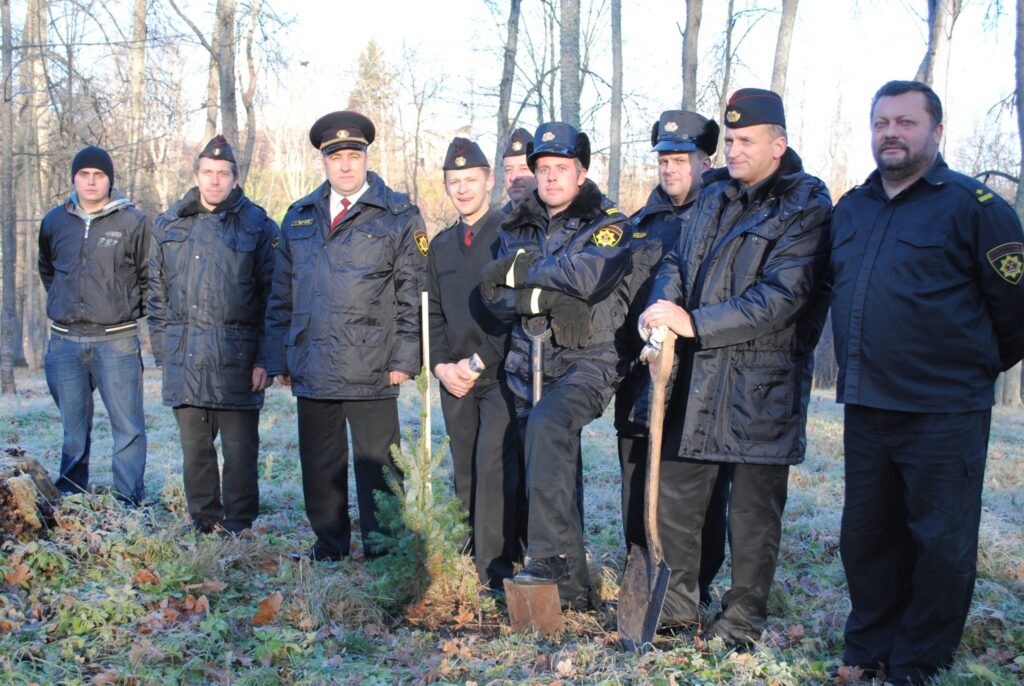 Valsts ugunsdzēsības un glābšanas dienesta Smiltenes posteņa ugunsdzēsēji šo ceturtdien Vecajā parkā iestādīja pašu nopirktus egļu stādus. Tā ir viņu dāvana pilsētai. 
Autors: Sandra Pētersone