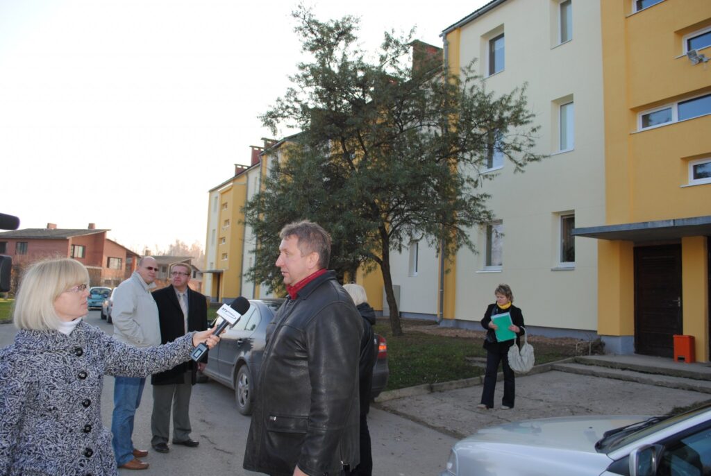  Žurnālistu jautājumu krustugunīs nokļuva arī Smiltenē pirmās siltinātās daudzdzīvokļu mājas iedzīvotājs Uldis Kalniņš. Lai namā būtu silti, 40 procentus no būvdarbu izmaksām segs visu 24 dzīvokļu īpašnieki. 
Autors: Sandra Pētersone