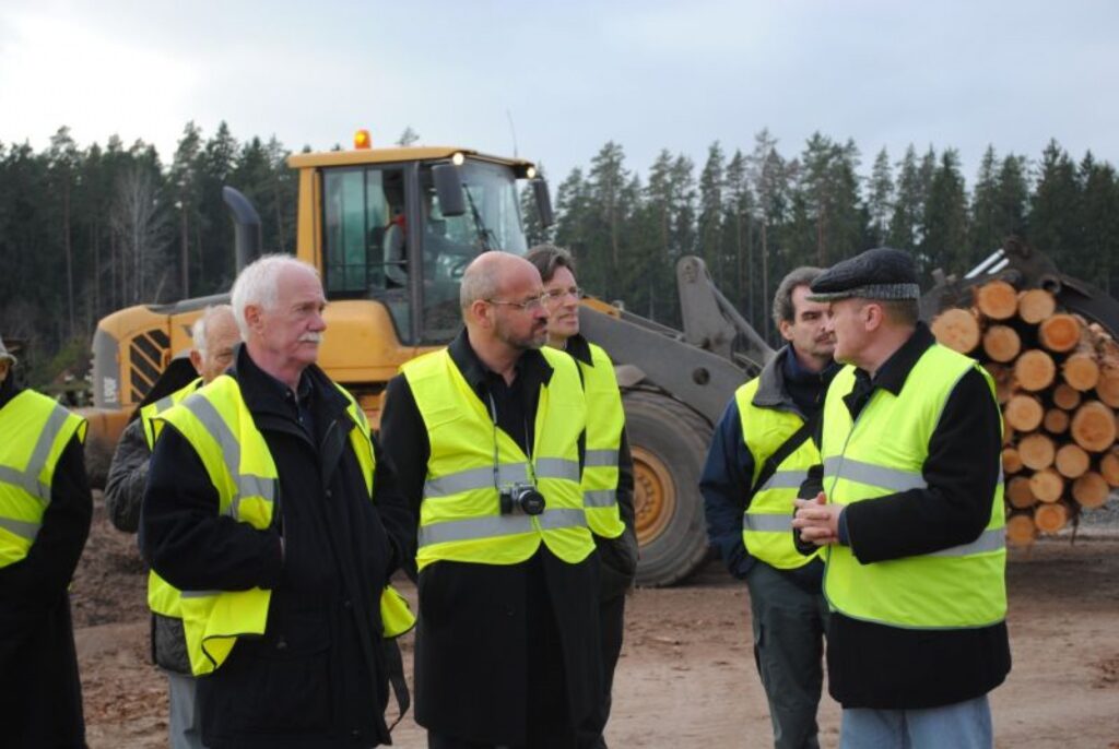 Ceturtdien firmas SIA “Smiltene Impex” ražotnē Launkalnes pagastā darba vizītē ieradās   vācu zinātnieki. Viņiem bija daudz jautājumu, uz kuriem atbildēja arī SIA “Smiltene Impex”valdes priekšsēdētājs Voldemārs Ciršs (no labās).
Autors: Sandra Pētersone