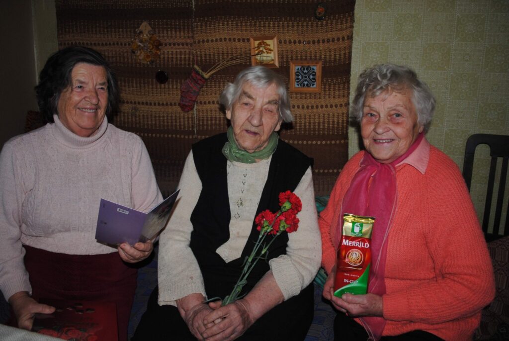  Vakar vientuļo pensionāri Neldu Balodi (vidū) 91. dzimšanas dienā apciemoja Skaidrīte Gruzde (pirmā no kreisās) un Velta Tauriņa.
Autors: Santa Sinka