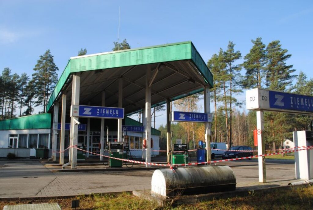  Piekļuvi “Ziemeļu naftas” degvielas uzpildes stacijai Strenčos liedz norobežojums. Kamēr  uzņēmums un banka risina savas attiecības, Strenču novadā ir slēgts vienīgais benzīntanks.
Autors: Sandra Pētersone