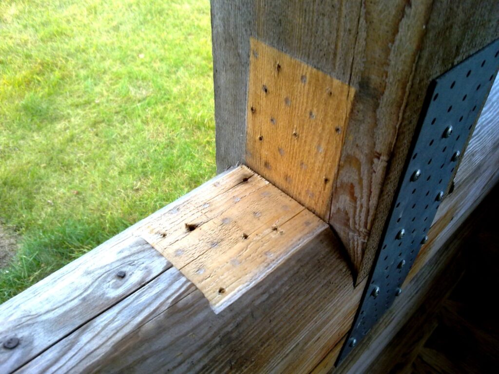 Pie tilta pār Gauju līdzās Smiltenes un Valkas šosejai atpūtas nojumei noskrūvētas gandrīz visas sastiprinājuma plāksnes. Pirmās stiprākās rudens brāzmas nojumi sagāzīs. 
Autors: no personīgā arhīva