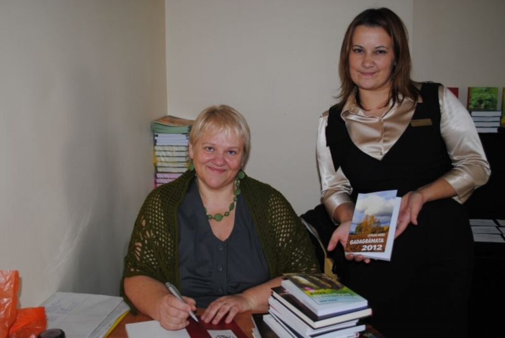 Lauku bibliotēku atbalsta biedrības vadītāja Biruta Eglīte (no kreisās) un Strenču bibliotēkas vadītāja Marina Vdovičenko ir priecīgas, - svētki izdevās. 
Autors: Sandra Pētersone