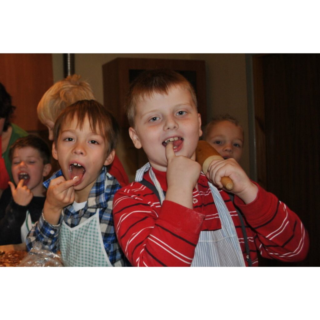 Vēl tikai mazliet un klāt Ziemassvētki! Smiltenes Trīs pakalnu pamatskola ir pilna ar rūķiem. Tie ieņēmuši labākās vietas novērošanai, lai lūkotos, kā skolas saime pošas svētkiem. Tiek rotātas klašu telpas, pušķotas eglītes, savukārt...
Autors: Santa Sinka