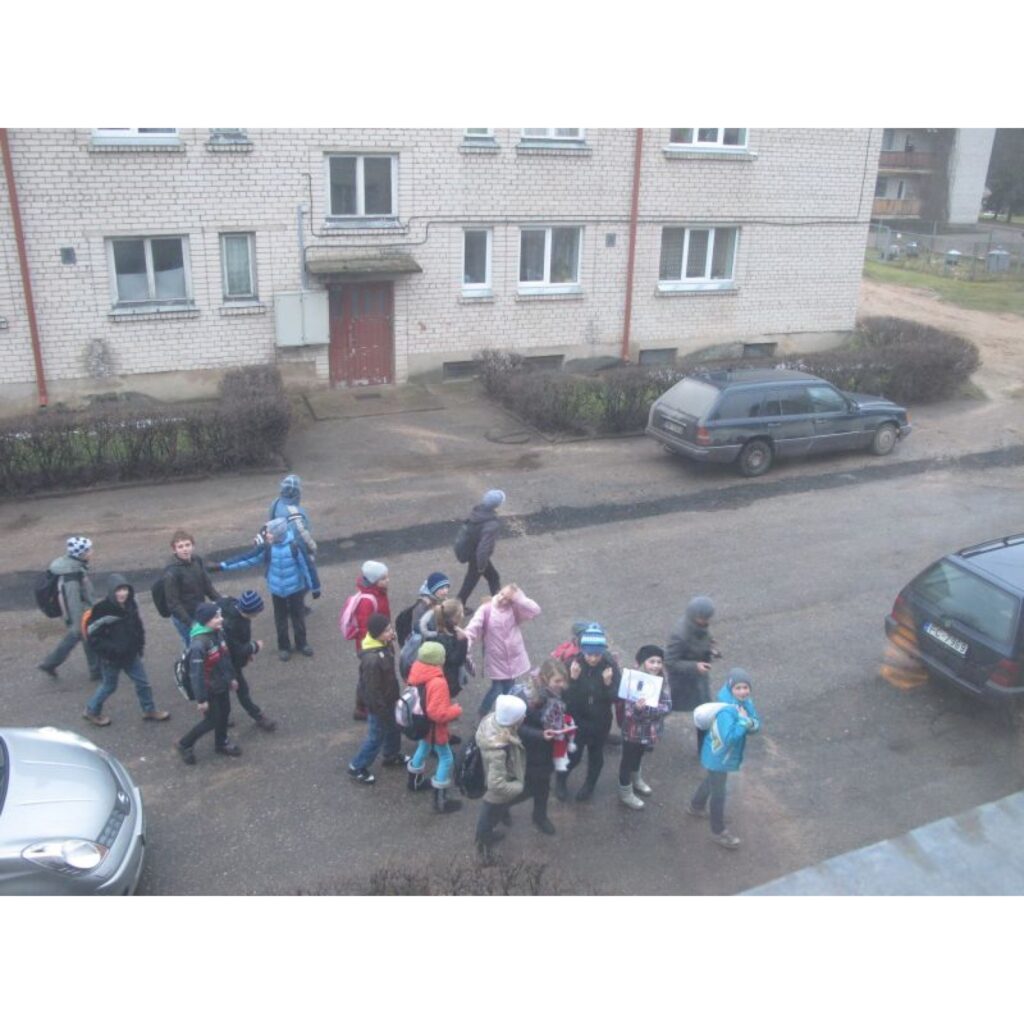 Valkas pamatskolas 5.c klase ar Ziemassvētku dāvanām ciemojas Valkas labdarības organizācijā Dzīvnieku SOS 