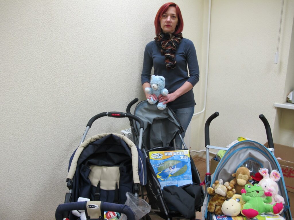 Valkas novada sociālā dienesta vadītājas vietniece Natālija Dubrovska pateicas visiem labsirdīgajiem cilvēkiem, kuri atsaucās aicinājumam ziedot noderīgas mantas zīdaiņiem un bērniem.
Autors: Inga Karpova