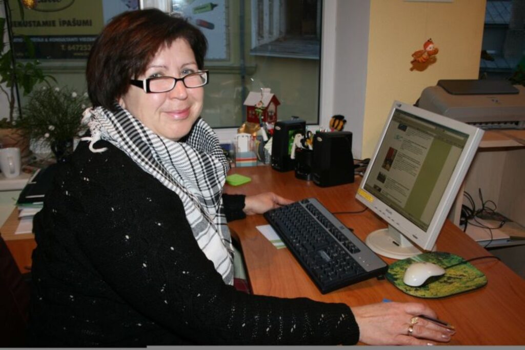 Lauku konsultāciju un izglītības centra Valkas nodaļas biroja lauku attīstības speciālistE Valda Empele. 
Autors: Aivars Zilbers