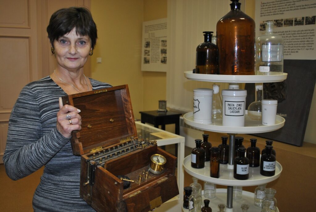  Strenču psihoneiroloģiskās slimnīcas muzejā apskatāmi arī seni medicīnas instrumenti. Ja kāds zina, kāds pielietojums bijis šim instrumentam koka kastē, lai atsaucas, lūdz muzeja darbiniece Baiba Leite.
Autors: Sandra Pētersone