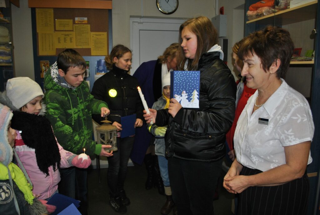 Variņu pasta nodaļas priekšniece Rasma Beitika otrdien pirmā saņēma liesmiņu no Bētlemes miera gaismas, ko lākturī uz pastu atnesa pagasta skautu, gaidu, mazskautu un guntiņu vienību pārstāvji.
Autors: Sandra Pētersone