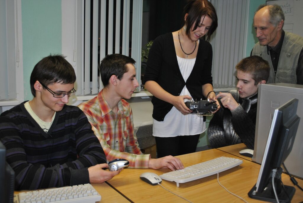 Jaunais robots (uz galda), lidmodeļa tālvadības pults un citas vēl tikai gaidāmās detaļas  Smiltenes ģimnāzistiem Helvijam Riženkovam (no kreisās), Arvīdam Gammeršmitdam, Laurai Vizulei un Rihardam Gailim  nozīmē jaunu pieredzi skolotāja Andreja Miķa vadītajā pulciņā.
Autors: Sandra Pētersone