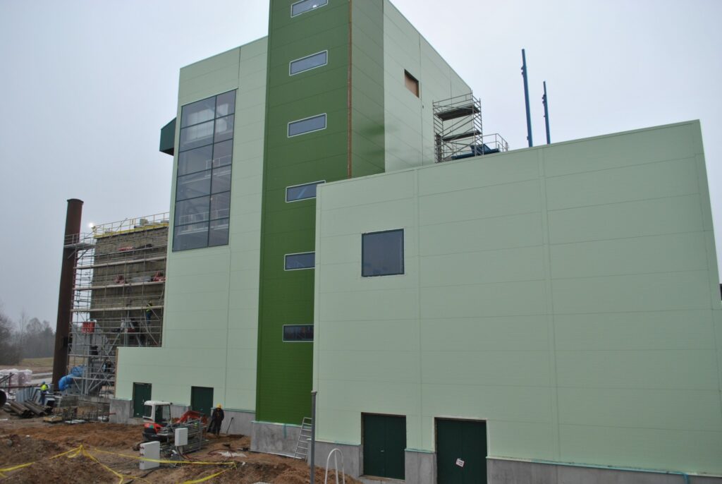 Uzņēmums “Graanul Invest” Launkalnes pagastā martā ekspluatācijā plāno nodot koģenerācijas staciju (attēlā) un vēl vienu granulu cehu. 
Autors: Sandra Pētersone