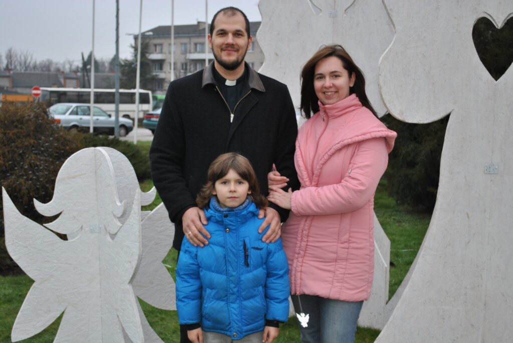 Visvairāk jāklausa vecāki, nopietni saka septiņus gadus vecais Teodors, bet viņa vecāki Laura un Zigmārs uzskata, ka tas ir vislabākais, ko bērni Ziemassvētkos var uzdāvināt saviem vecākiem.
Autors: Sandra Pētersone