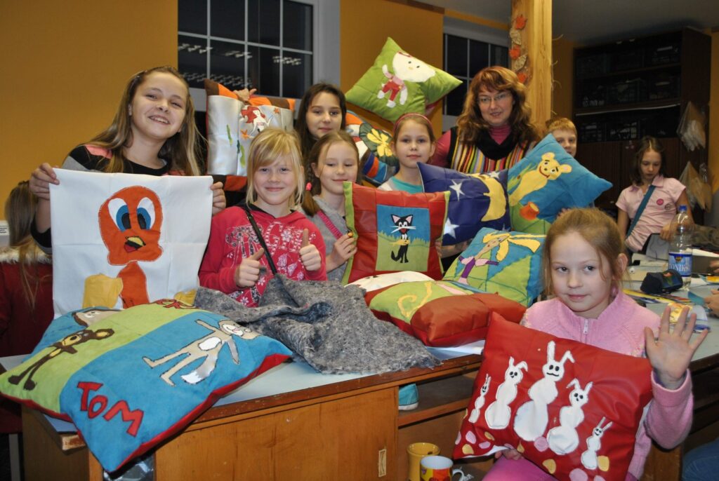 Smiltenes mākslas skolas jaunāko kursu audzēkņi savas skolotājas Ilzes Brakovskas iedvesmoti paveikuši sirdsdarbu. Bērni uzšuvuši spilvenus ar savu iemīļoto pasaku un multfilmu varoņiem, kurus dāvinās Smiltenes novada bibliotēkas Bērnu literatūras nodaļai.
Autors: Santa Sinka