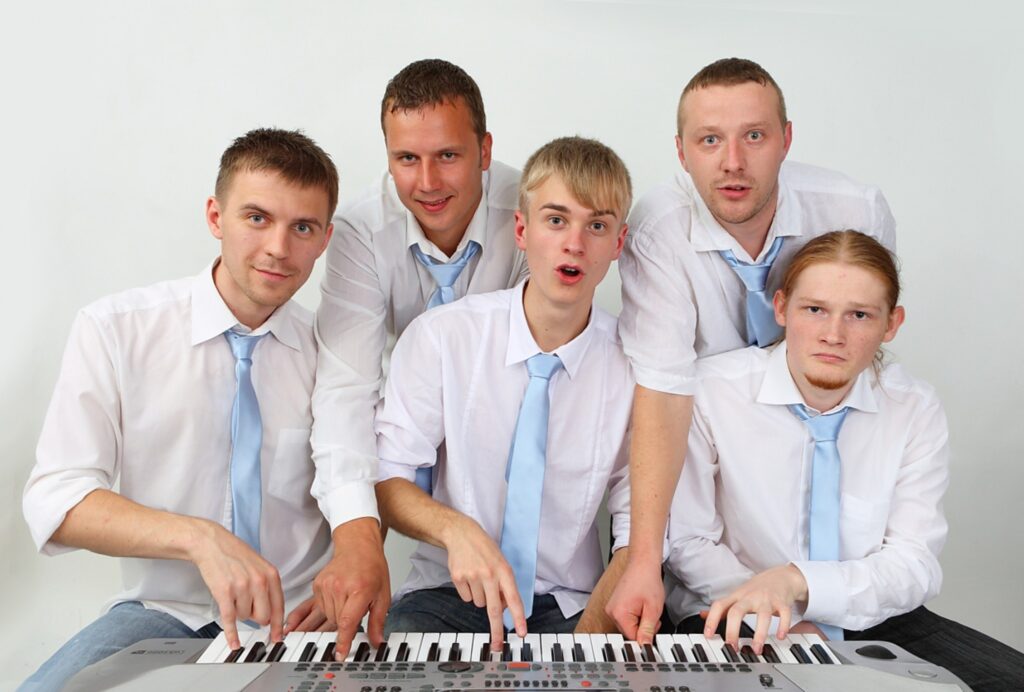 Lai savu skanējumu padarītu krāsaināku, Smiltenes grupa “Mākoņstūmēji” (attēlā) atsevišķos projektos piesaistīs vēl divus dalībniekus. 
Autors: Sandra Pētersone