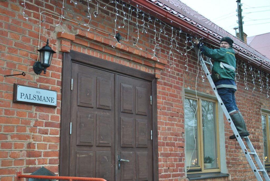 Otrdien pie uzņēmuma SIA “Palsmane” ēkas elektriķis Gunārs Briedis izlika elektriskās lampiņas. Uzņēmums vēlas iepriecināt palsmaniešus Ziemassvētku gaidīšanas laikā. 
Autors: Sandra Pētersone