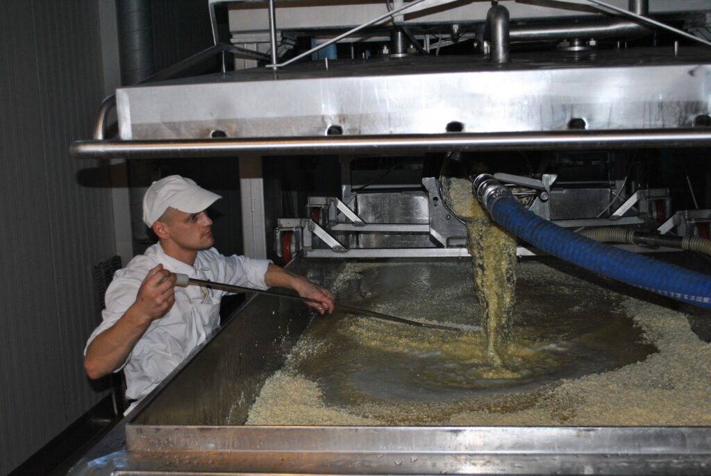  No iepirktā piena kvalitātes ir atkarīga piena produktu kvalitāte. Uzņēmums “Smiltenes piens” iepērk pārsvarā augstākā labuma pienu, tālab meistaram Edgaram Ābelem siera ražošanas procesā rūpju ir mazāk.
Autors: Sandra Pētersone