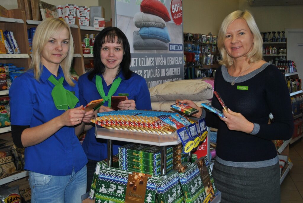  Gan Smiltenes, gan Valkas novada pensionāriem Latvijā ražotu saldumu paciņas dāvinās uzņēmuma “Virši - A” Smiltenes un Valkas degvielas uzpildes staciju (DUS) darbinieki. “Ceram, ka tās iepriecinās sirmgalvjus, kuri ikdienā jūtas vientuļi,” novēl “Virši -A” Smiltenes DUS vadītāja Iveta Eglīte (no labās) un pārdevējas Inita Audjukeviča (vidū) un Sabīne Pupčenoka.  Visi a/s “Virši-A” darbinieki no 38 DUS tiksies Aizkrauklē, kur paši sasaiņos saldumus glītās paciņās. 
Autors: Sandra Pētersone