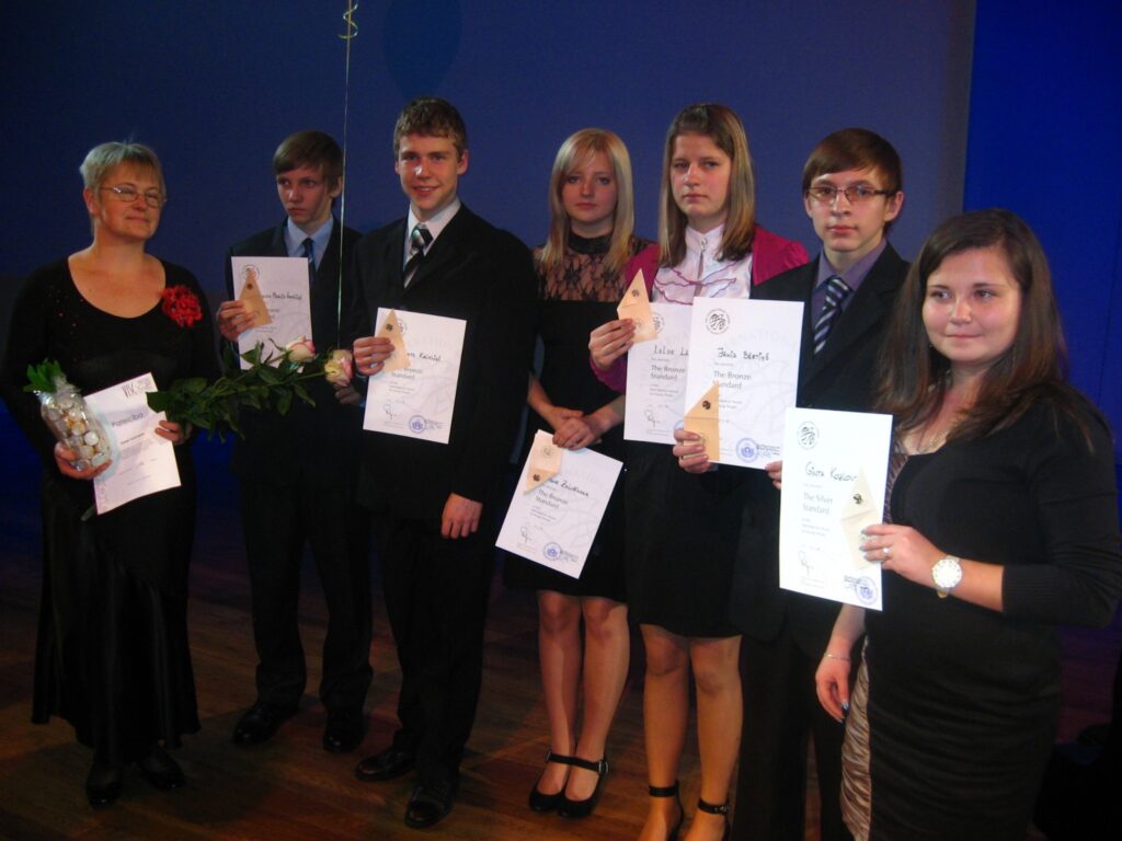 Jaunieši no Valkas saņem bronzas un sudraba nozīmītes par veiktajiem darbiem starptautiskajā kustībā “Award”.
Autors: publicitātes foto