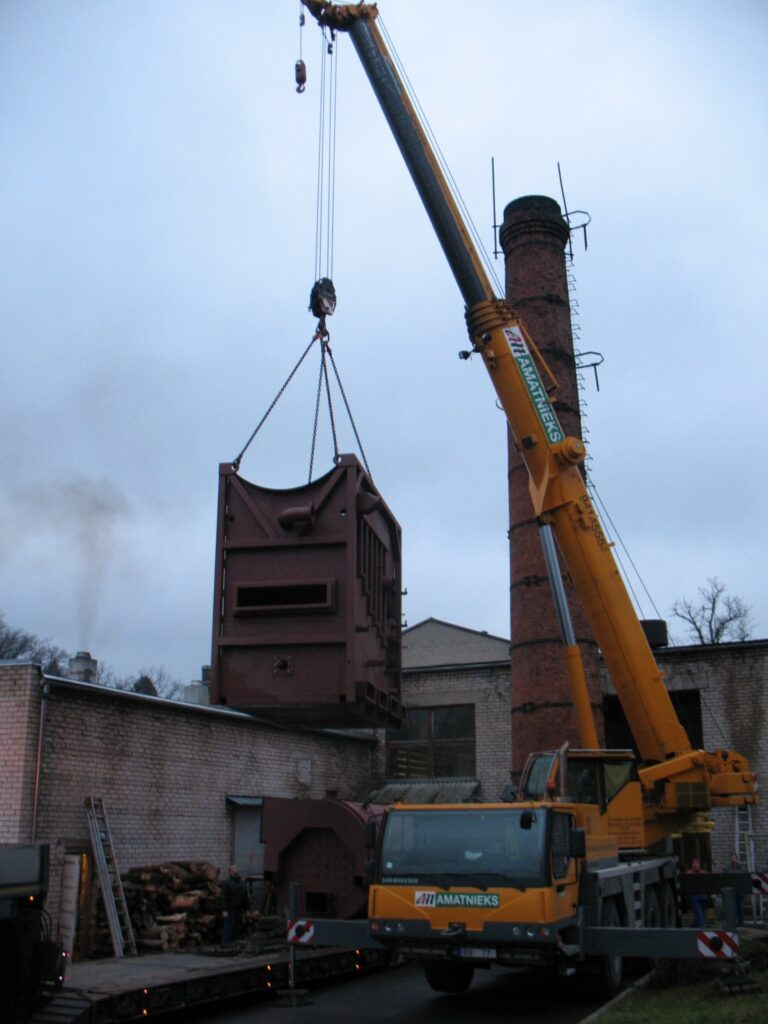 Vairāk nekā 20 tonnas smagā katla nocelšana no treilera ar ceļamkrānu bija gana saspringts moments. “Baidījāmies, vai katls paies  zem elektrības vadiem,” saka skolas direktors Andris Miezītis. 
Autors: Māra Rozīte