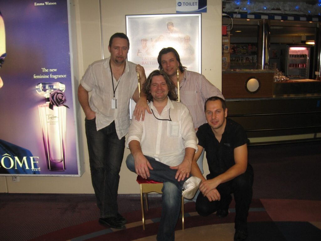 Grupas “Apvedceļš” muzikanti Jānis Krūmiņš (no kreisās), Armands Leimanis, Mareks Siliņš un Andis Mincis deviņus vakarus spēlēja kruīza prāmja pasažieriem. 
Autors: No personīgā arhīva