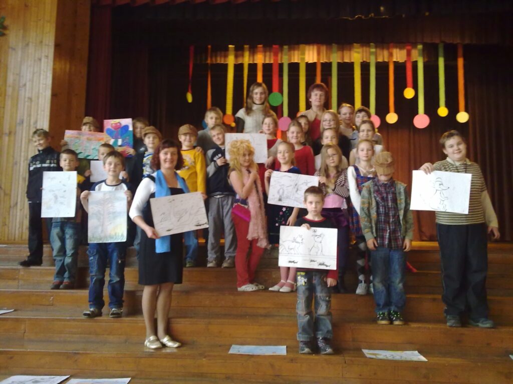  Variņu pamatskolas sākumskolēni izgāja uz tautas nama skatuves, lai parādītu savas prasmes “Talantu šovā”. Skolotājas uzslavē bērnu patstāvību priekšnesumu sagatavošanā. 
Autors: No personīgā arhīva
