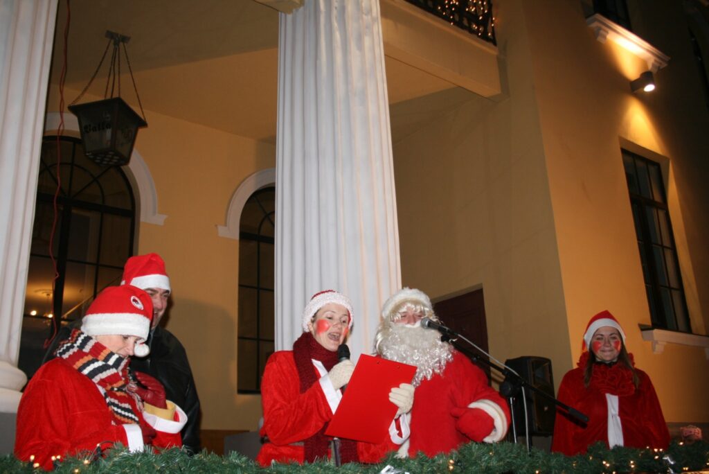 Sestdien Valkā aizsākās svētku gaidīšanas laiks. Lieli un mazi kopā ar Ziemassvētku vecīti un rūķiem – pilsētas kultūras nama direktores vietas izpildītāju Mārīti Meļķi un pasākumu organizatori Līgu Pandaloni – aizdedza pilsētas svētku egli.
Autors: Inga Karpova