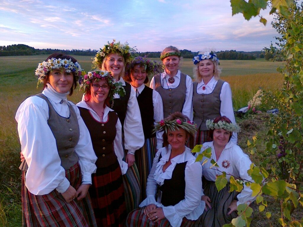 Šo sestdien divu gadu jubileju svinēs Smiltenes pagasta sieviešu vokālais ansamblis “Mantojums”. Pēc pirmā Līgo svētku koncerta (attēlā) kolektīva sastāvs ir izmainījies tikai nedaudz, jo kopā sanākušas sievietes, kurām dziedāšana ir patīkams vaļasprieks.
Autors: No personīgā arhīva