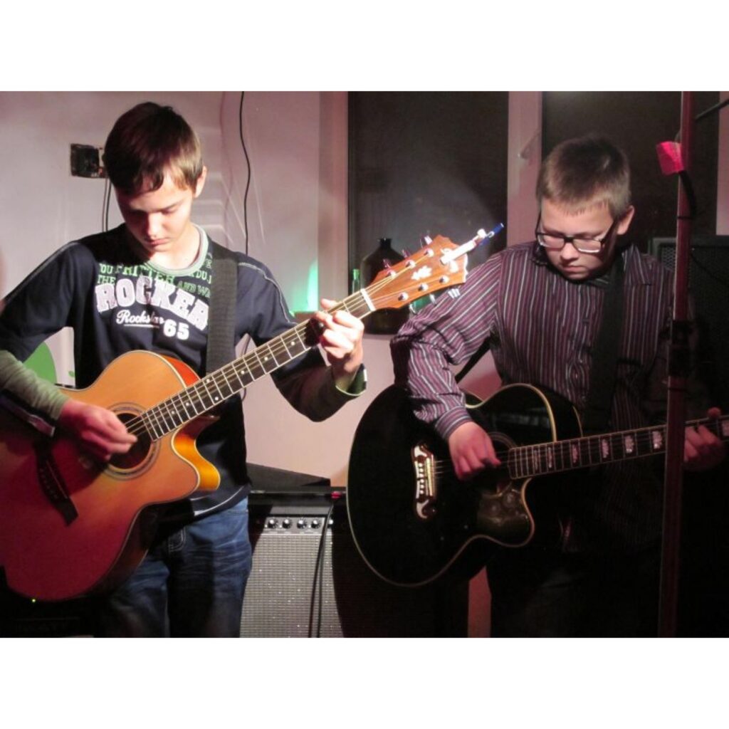 Sestdien Valkā, 309. kabinetā notika Bērnu un jauniešu mūzikas kluba rokskolas Valkas filiāles audzēkņu koncerts un Ulda Rudāka un Toma Grēviņa vadītā diskotēka.
Autors: Inga Karpova