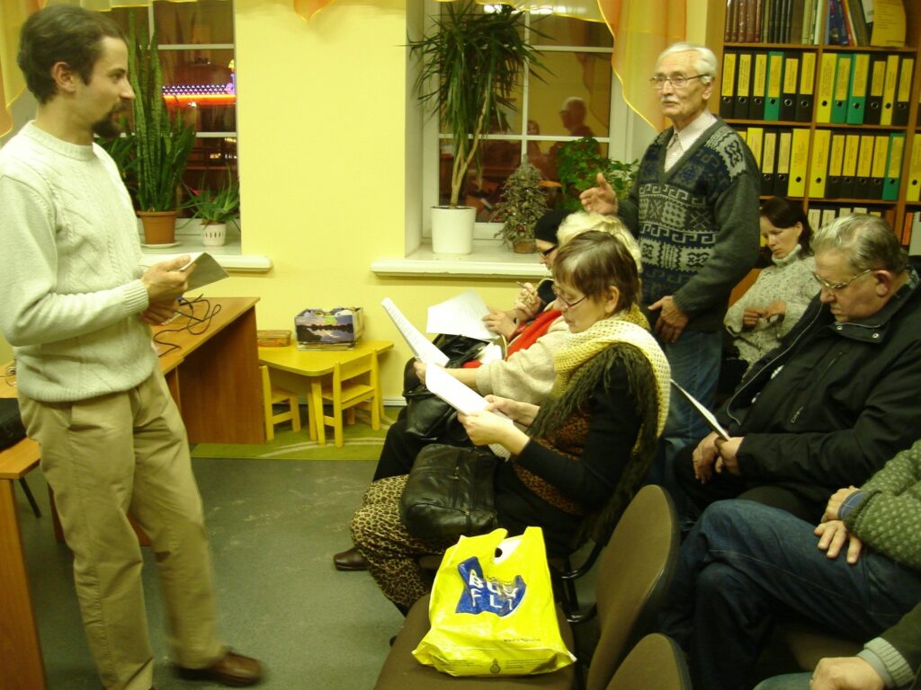  Vēsturnieka Jāņa Puntuļa (no kreisās) aicinājums veidot novadpētnieku klubiņu un apzināt vēl palikušās viensētas ieintriģējis gan Ivaru Eisleru, gan citus smilteniešus.
Autors: Sandra Pētersone