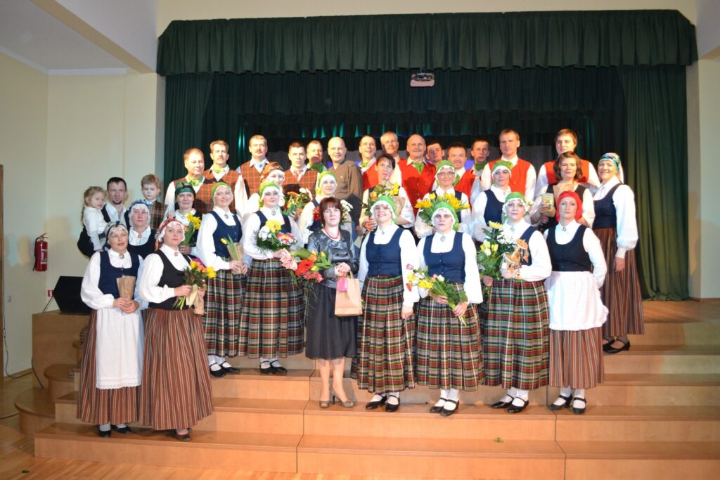 Strenču vidējās paaudzes deju kopa “Tīne” sestdien svinēja divas jubilejas: 15 gadus, kopš kolektīvu vada Ineta Lezdiņa, un 20 gadus, kopš pilsētā dejo vidējā paaudze. Attēlā – “Tīne” kopā ar bijušajiem dejotājiem. 
Autors: Ginta Gailīte