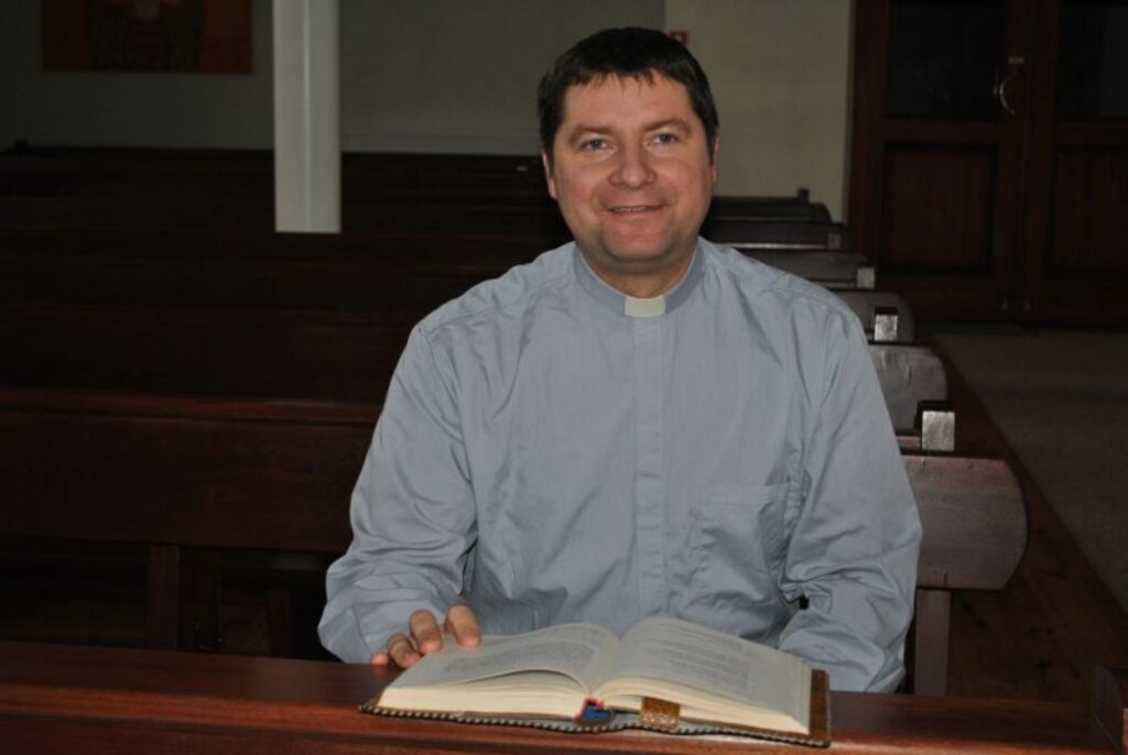 Smiltenes Romas katoļu draudze jau saradusi ar savu jauno prāvestu Māri Zviedri. 
Autors: Sandra Pētersone