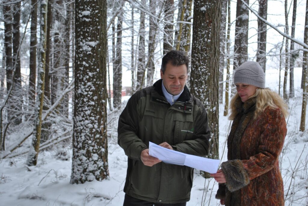 Vispirms meža sakopšanas darbi Smiltenē sāksies teritorijā pie Meža ielas. Plānoto kopšanas cirti vēlreiz apspriež “Latvijas valsts mežu” speciālisti Gunta Dudele un Guntars Puntulis.
Autors: Sandra Pētersone