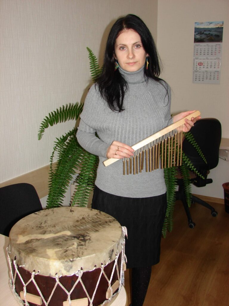 Bilskas pagasta biedrības “Vilkmuiža 2011” pārstāve Ira Punkstiņa stāsta, ka šie ir tikai divi no tautas mūzikas instrumentiem, kas speciāli izgatavoti plānotajām muzikāli attīstošajām nodarbībām pirmsskolas vecuma bērniem. 
Autors: Santa Sinka