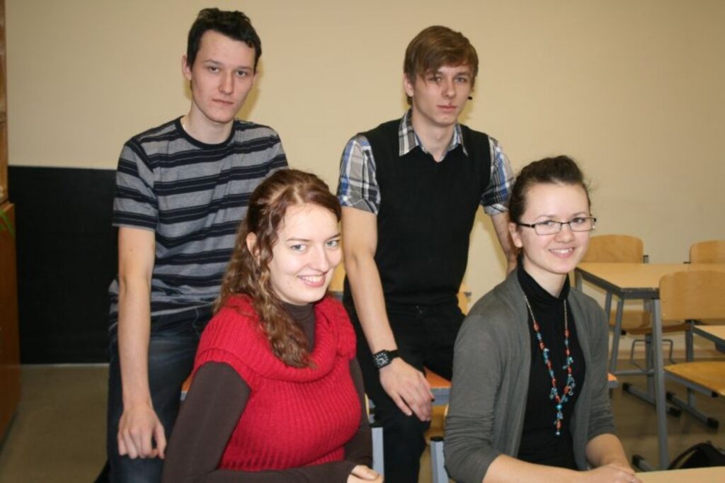 Valkas ģimnāzijas audzēkņi Pēteris Kuzmenko ( otrā rindā no kreisās), Jānis Zālītis, Ilze Zalužinska un Vivita Brolīte atzīst, ka par barikāžu laiku daudz uzzinājuši no vecākiem un radiniekiem.
Autors: Aivars Zilbers