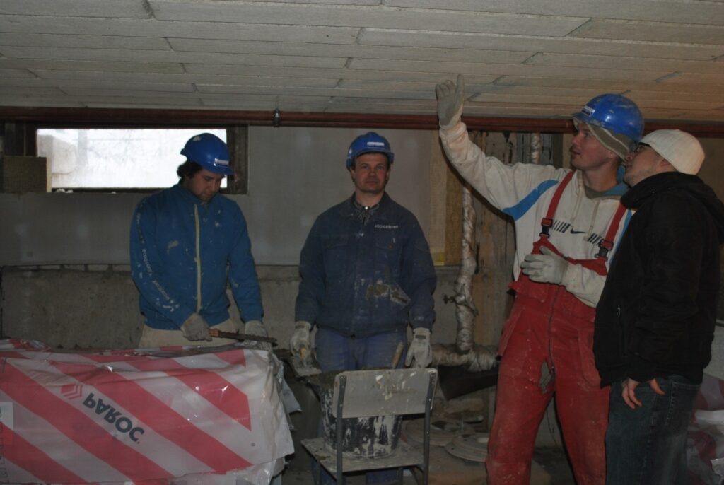 Uzņēmuma “SCO Centrs” celtnieki Smiltenes Valsts tehnikuma - profesionālās vidusskolas dienesta viesnīcā jau sākuši siltināt pagraba pārseguma griestus siltināšana un ārējās sienas.
Autors: Sandra Pētersone