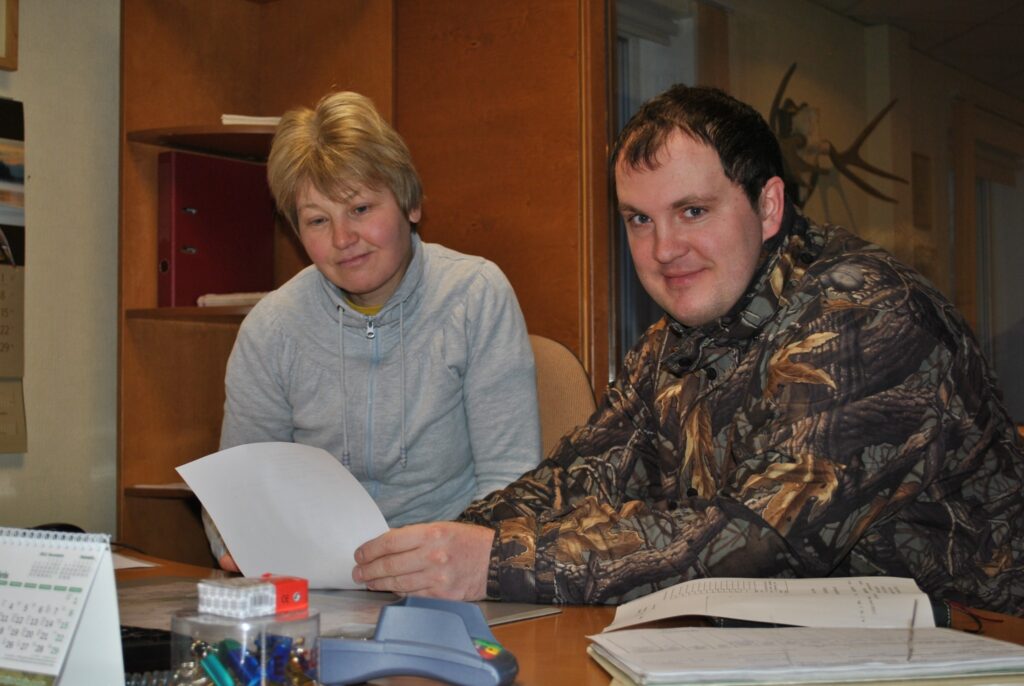 Bijušās Smiltenes mežniecības telpās tagad atrodas birojs. Meža pētīšanas stacijas Smiltenes informācijas centra  mežsaimniecības tehniķi Andri Cerbuli konsultē Smiltenes biroja vecākā referente Inga Lūsa. 
Autors: Sandra Pētersone