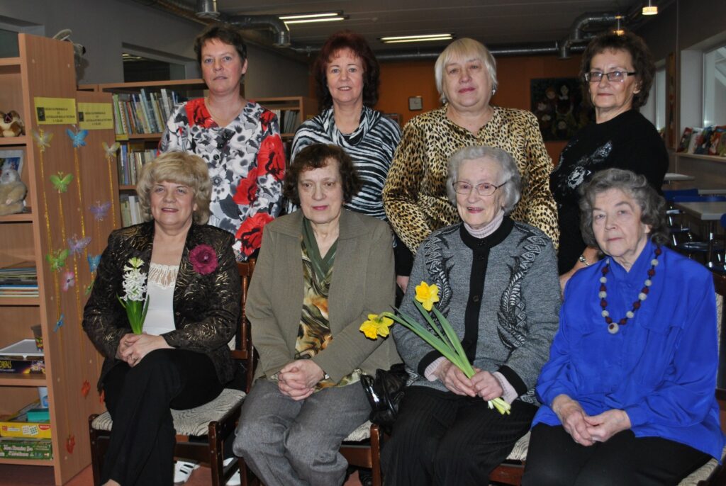 Šis ir vēsturisks brīdis. Kopā sapulcējušās Smiltenes bērnu bibliotēkas bijušās un tagadējās darbinieces: pirmajā rindā (no kreisās) - Ilze Nātre, Maruta Zariņa, Ženija Zariņa, Mirdza Akmentiņa; otrajā rindā (no kreisās) - Daiga Ūdre, Zoja Nikolajeva, pasākuma ciemiņš, Smiltenes novada bibliotēkas direktore Zaiga Krūmiņa, un Anita Lazdiņa.
Autors: Sandra Pētersone