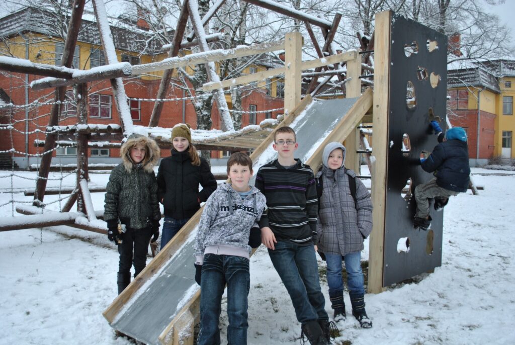 Pat sniegs netraucē Strenču vidusskolas audzēkņus pēc stundām izklaidēties rotaļu laukumā pie skolas. Nesen tur uzstādītas jaunas atrakcijas: slīdkalniņš, kāpelējamā siena un šūpojošais tiltiņš.
Autors: Sandra Pētersone