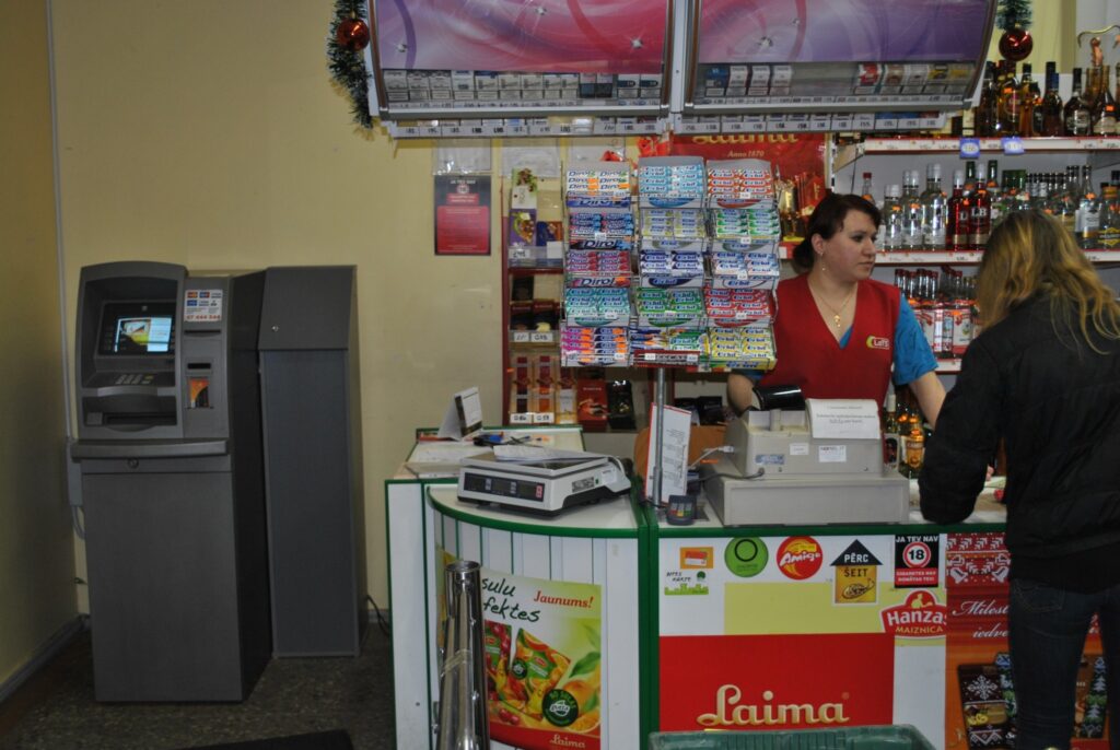 Strenču pilsētā vienīgais bankomāts ir uzstādīts pārtikas preču veikala “Strenči” telpās un ir pieejams tikai veikala darba laikā.
Autors: Sandra Pētersone