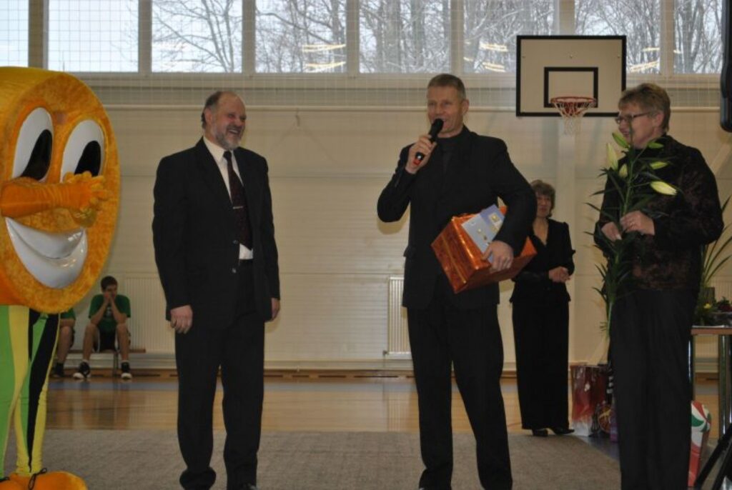 “Ja gribat redzēt laimīgu cilvēku, tad skatieties uz mani,” zāles atklāšanā, saņemot apsveikumus, priecājās skolas direktors Andris Miezītis (no kreisās). Pēc vairāk nekā četru gadu pūliņiem gandrīz 750 profesionālās izglītības iestādes audzēkņiem ir radīta lieliska vieta, kur sportot. 
Autors: Sandra Pētersone