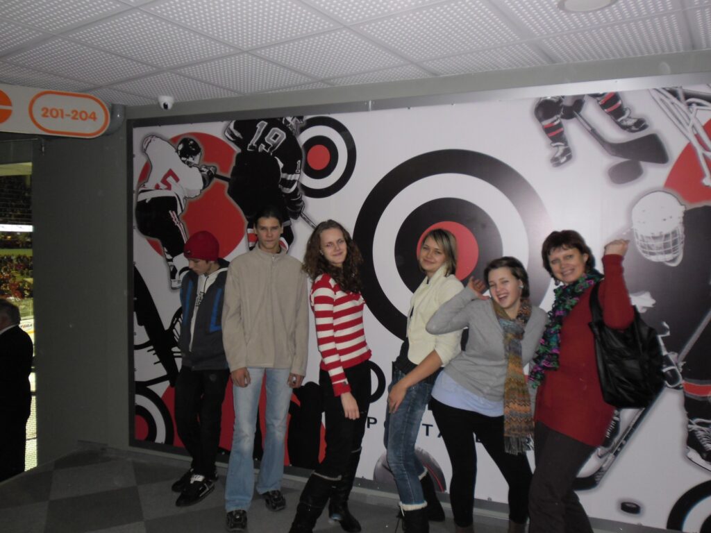 Sestdien Ērģemes pamatskolas 9. klases audzēkņi kopā ar audzinātāju Gitu Plūmīti apmeklēja hokejspēli Kontinentālajā hokeja līgā starp “Dinamo Rīga” un SKA “Pēterburga” komandām “Arēnā Rīga”.
Autors: No personīgā arhīva