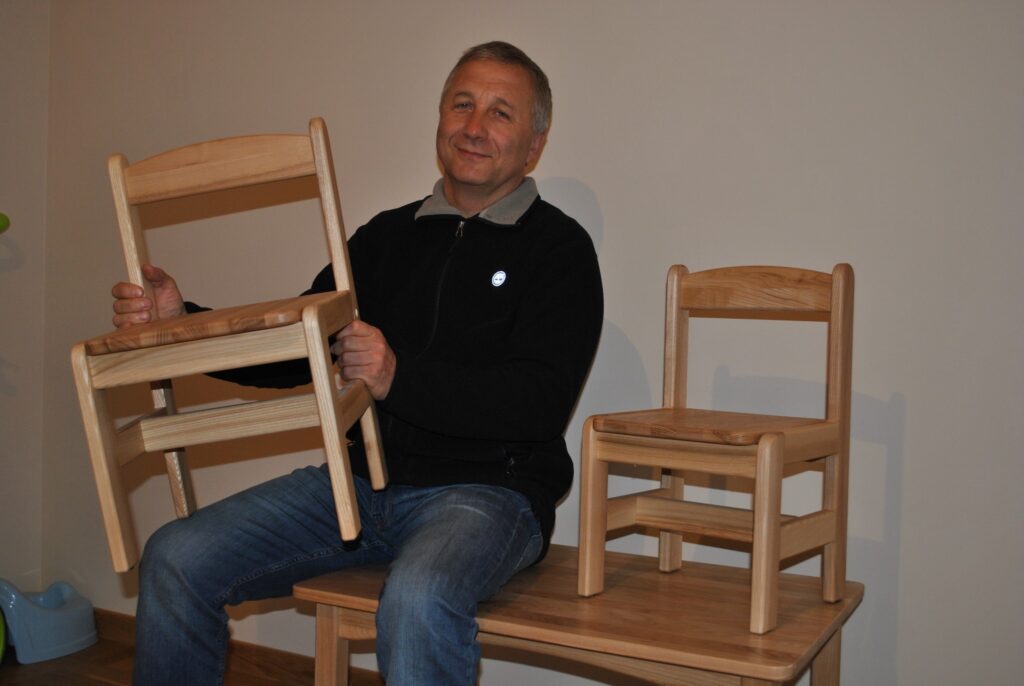 SIA “Dzērve”  valdes priekšsēdētājs Ansis Dzērve ideju par bērnu mēbeļu komplekta ražošanu aizguvis, pateicoties meitai Antrai un mazdēlam Robertam.
Autors: Sandra Pētersone