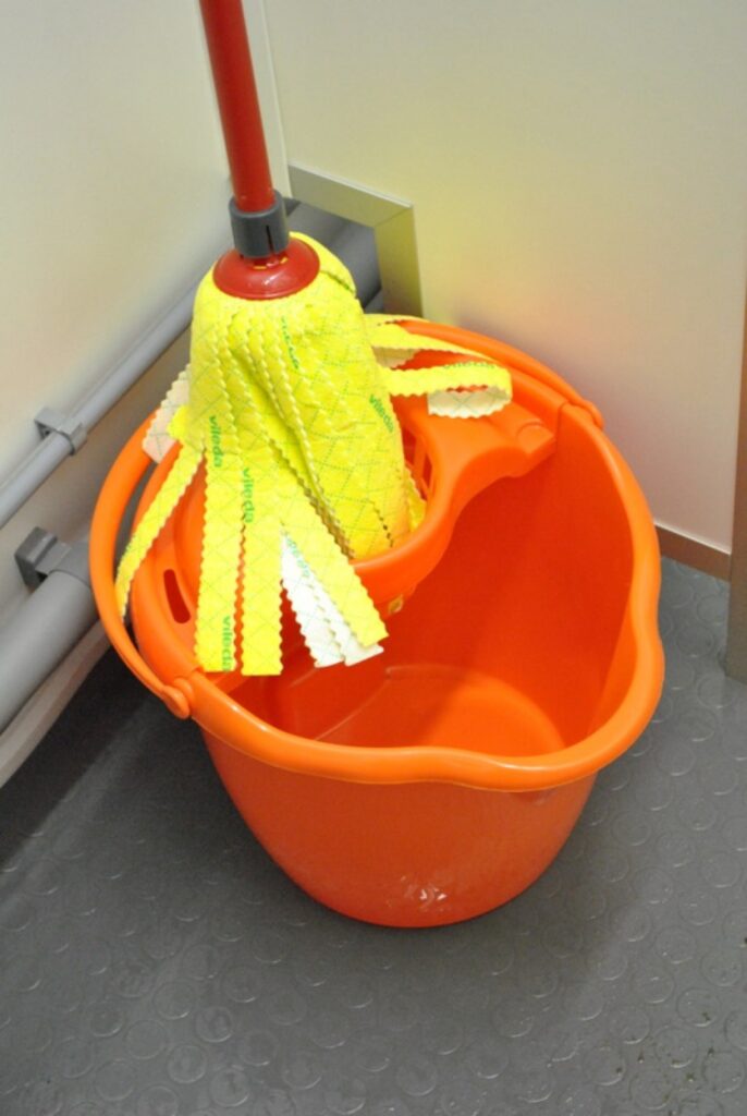 Ja kādam ir satraukums par antisanitāriem apstākļiem, tam nav pamata. Uzkopšanas darbi notikšot ik pēc divām stundām.
Autors: Santa Sinka